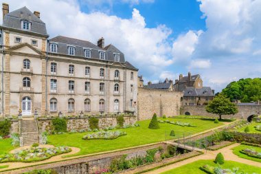 Vannes, Fransa, Brittany ortaçağ kenti, çiçek tarhı ile sur bahçe görünümü