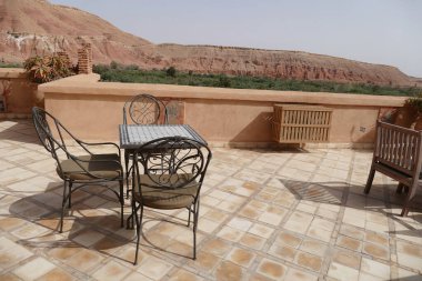 Ouarzazate, Fas, Afrika 'da masa ve sandalyeli otel terası.