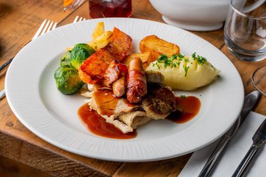 Tabağın kenarında taze pişmiş et ve sebzeli sosis.