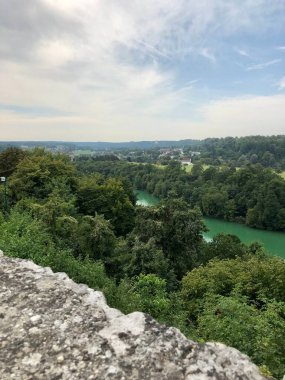 Nehrin yüksek bir noktasından güzel bir manzara. Ağaçlar arasında doğal bir yerde.