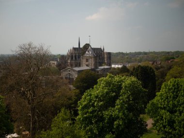 Brighton 'daki Arundel şatosunun bir ağaç çerçevesi üzerinden hava görüntüsü.