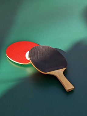 Masada bir çift pinpon roketi.