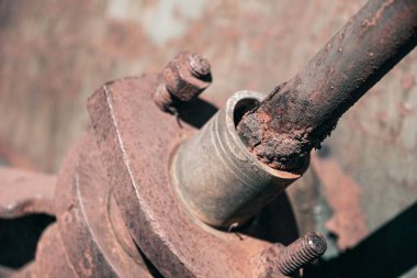 Çiftlik makinelerinin paslı metal detaylarının yakın plan çekimi.