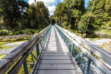 Matheson Gölü 'ndeki yaya köprüsü Güney Adası, Yeni Zelanda