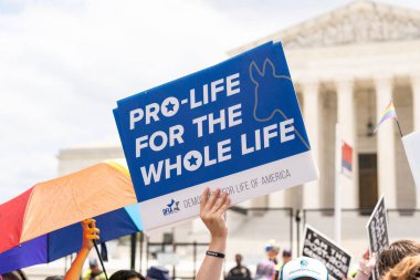 Roe V. Wade devrildikten sonra Anayasa Mahkemesi 'nin önünde kürsüye çıkan kürtaj karşıtı bir protestocu..