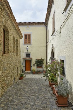 Scalea 'da taşlı binalarla çevrili dar bir cadde.