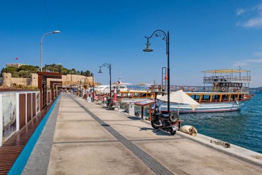 Kusadasi Kalesi 'ne giden güzel bir yol manzarası.