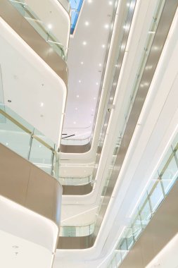 Modern alışveriş merkezinin beyaz iç mekânının düşük açılı görüntüsü