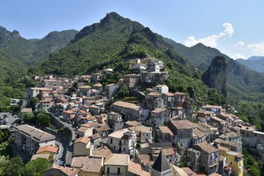 İtalya 'nın Calabria bölgesindeki eski Orsomarso köyünün panoramik görüntüsü.