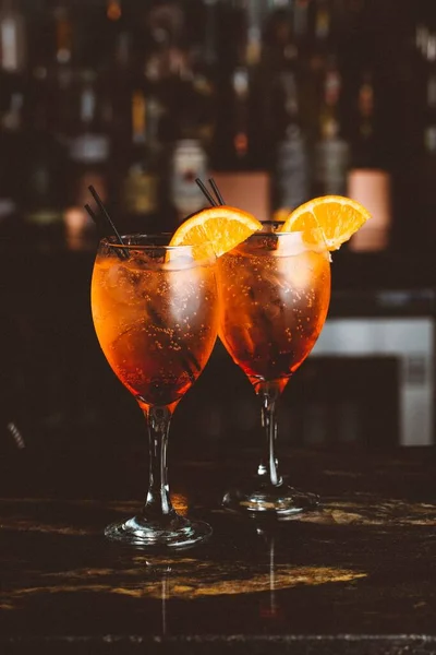 Ein Vertikaler Schuss Von Zwei Gläsern Aperol Spritz Auf Der — Stockfoto