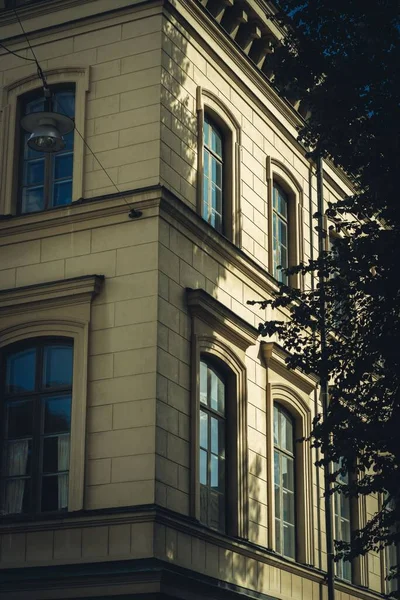 Plano Vertical Edificio Con Hermosas Ventanas Estocolmo Suecia —  Fotos de Stock