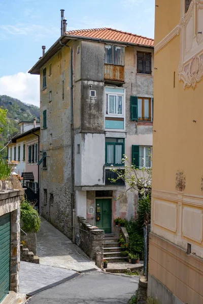 Tiro Vertical Uma Rua Estreita Entre Edifícios Antigos Dia Ensolarado — Fotografia de Stock