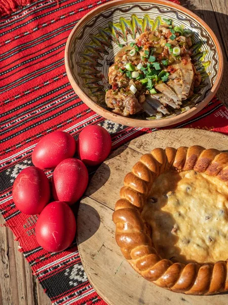 Kırmızı Paskalya Yumurtaları Tatlı Ekmek Kuzu Bifteği — Stok fotoğraf