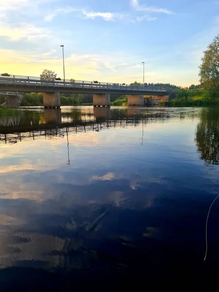 Colpo Verticale Ponte Cielo Riflesso Nell Acqua Tramonto — Foto Stock