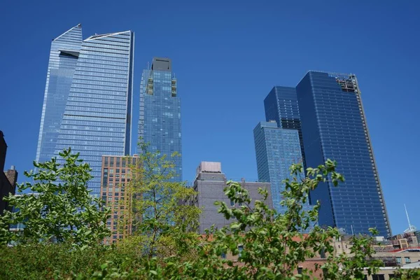 Los Edificios Residenciales Bajo Cielo Azul Soleado — Foto de Stock