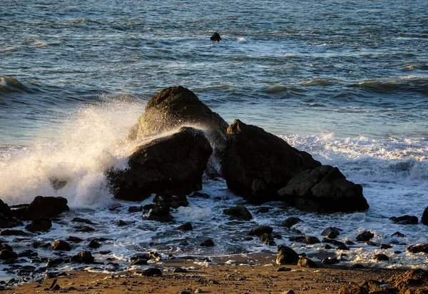 Naturskön Utsikt Över Havsvågor Som Träffar Klipporna Stranden Dagsljus — Stockfoto