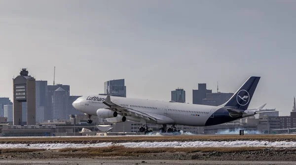 Het Uitzicht Het Lufthansa Vliegtuig Luchthaven Everett Washington Verenigde Staten — Stockfoto