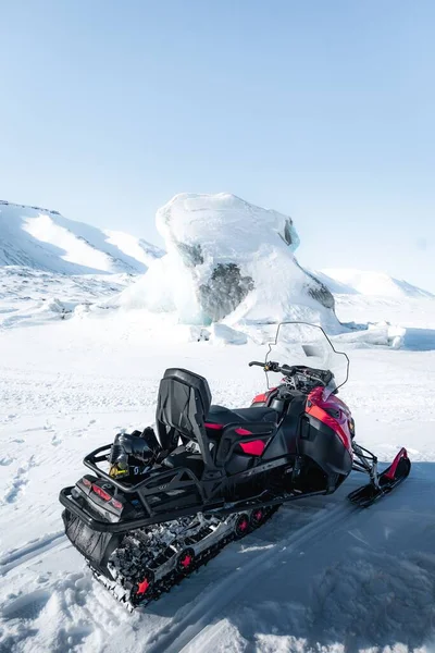 Snowmobile Com Cores Preto Vermelho Campo Coberto Neve Dia Ensolarado — Fotografia de Stock