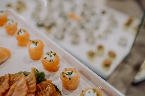 Una Toma Alto Ángulo Rollos Sushi Buffet Plato Mariscos — Foto de Stock