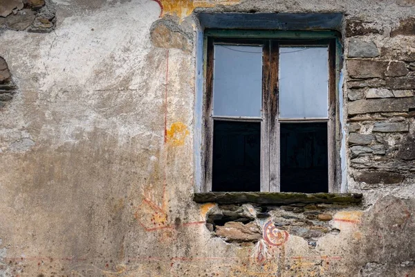 Крупный План Окна Старого Здания Сестри Данте Лигурия — стоковое фото