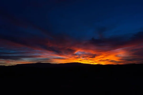 Lysande Orange Och Blå Solnedgång Över Bergen — Stockfoto