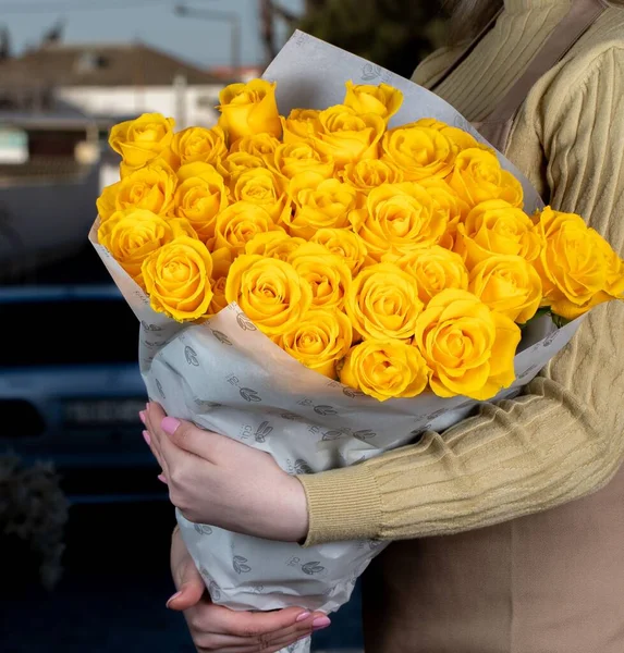 Une Jeune Femme Portant Bouquet Belles Roses Jaunes Dans Magasin — Photo