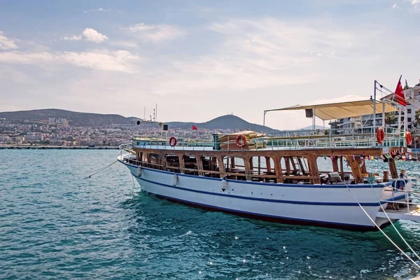 Navio Excursão Água Fundo Paisagem Urbana Aydin Turquia — Fotografia de Stock