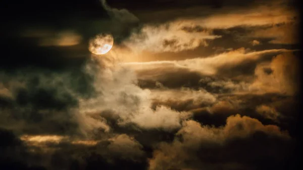 Tiro Perto Lua Atrás Céu Nublado Durante Pôr Sol — Fotografia de Stock