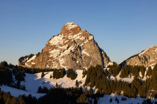 Een Besneeuwd Uitgestrekt Berglandschap Het Platteland Onder Een Heldere Hemel — Stockfoto