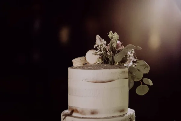 Closeup Top Wedding Cake Decorated Flowers Macaroons — Stock Photo, Image