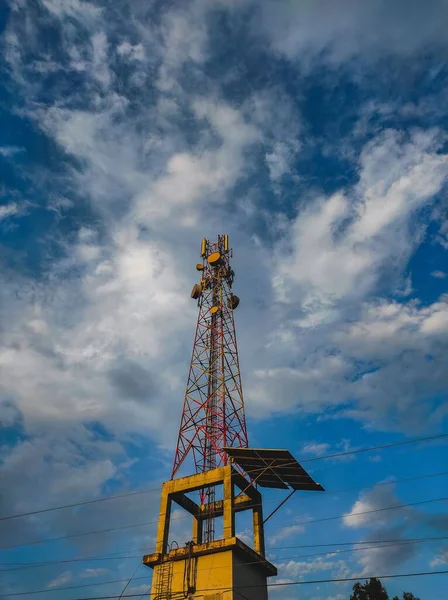 Disparo Vertical Una Torre Telecomunicaciones Contra Cielo Azul Nublado — Foto de Stock