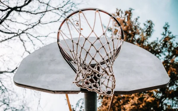 Parkta Eski Bir Basketbol Potasının Düşük Açılı Çekimi — Stok fotoğraf