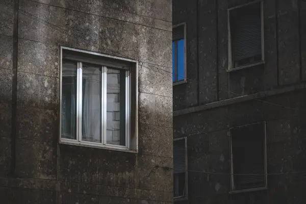 Egy Szürke Apartman Épület Fehér Ablakokkal — Stock Fotó
