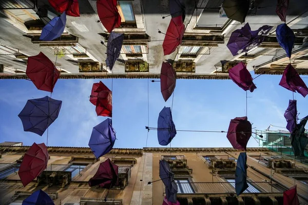 Eine Flache Aufnahme Bunter Regenschirme Über Der Straße Catania Sizilien — Stockfoto