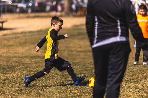 Unga Fotbollsspelare Som Spelar Plan Fort Worth Usa — Stockfoto