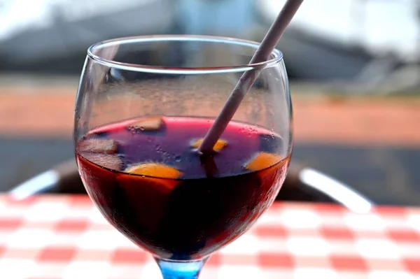 Spanskt Rödvin Med Färska Frukter — Stockfoto