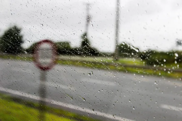 Una Cattura Sfocata Sul Finestrino Auto Una Strada Piovosa Con — Foto Stock