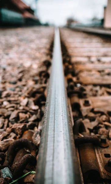 Eine Vertikale Nahaufnahme Eines Metallischen Eisenbahndetails Das Mit Kieselsteinen Bedeckt — Stockfoto
