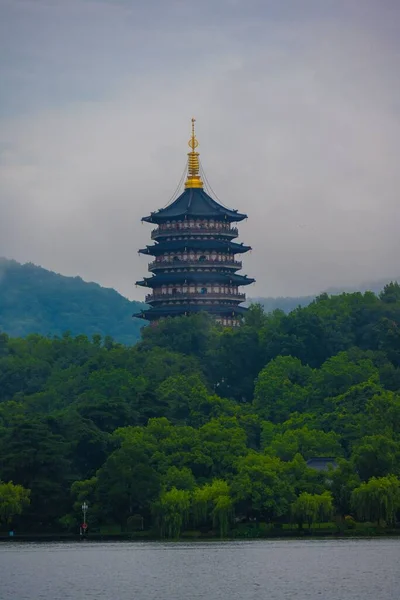 Egy Függőleges Felvétel Híres Ázsiai Templomról Toronnyal Körülvéve Zöld Fákkal — Stock Fotó