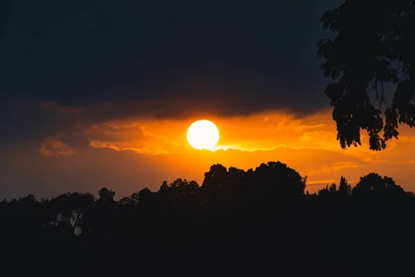 Ein Bild Des Sonnenuntergangs Hinter Den Bäumen — Stockfoto