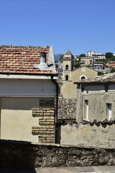 Tiro Vertical Dos Edifícios Antigos Aldeia Altomonte Com Igreja São — Fotografia de Stock