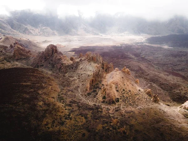 Tiro Aéreo Montanhas Deserto Névoa — Fotografia de Stock