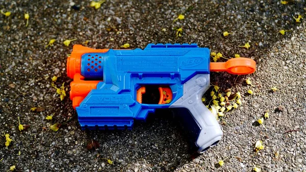 地面におもちゃのNerf銃のトップビュー — ストック写真