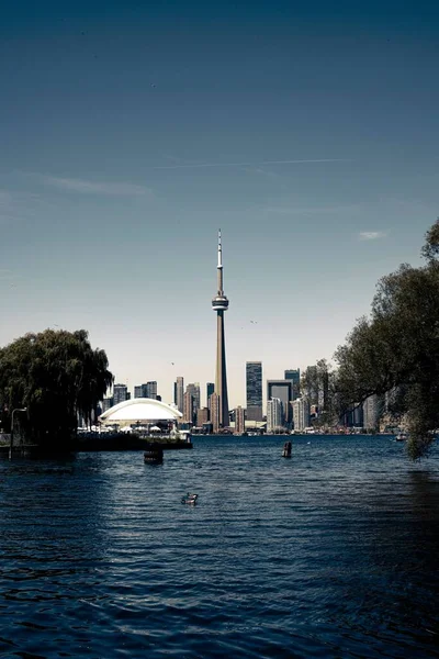 Uma Vista Vertical Mar Para Paisagem Urbana Toronto Tower Meio — Fotografia de Stock