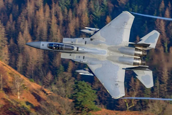 在湖区Thirlmere上空训练F15E和F15C绿收割者的高射镜头 — 图库照片