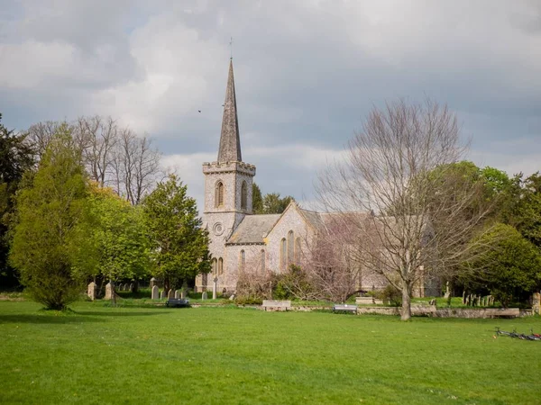 Eine Stanmer Kirche Umgeben Von Wachsenden Bäumen Und Grünen Wiesen — Stockfoto