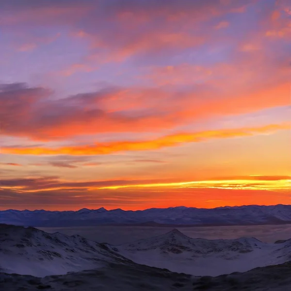 夕暮れ時の曇り空の下 雪の山の風景の美しい景色 — ストック写真