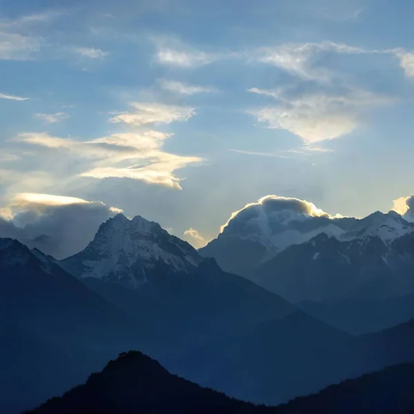 Güneşli Bir Günde Bulutlu Gökyüzünün Altında Güzel Bir Dağ Manzarası — Stok fotoğraf