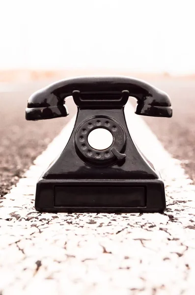 Schwarzes Telefon Auf Der Aphaltstraße — Stockfoto