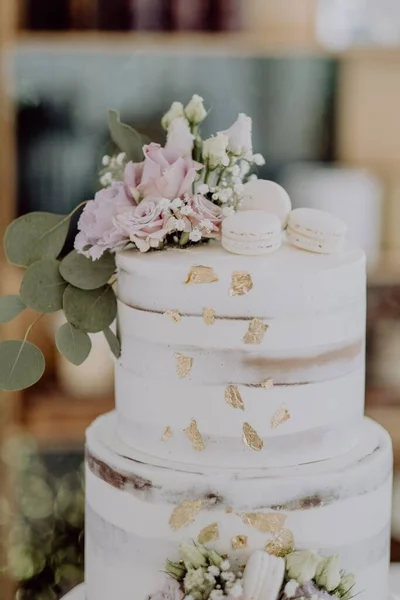 Eine Vertikale Ansicht Einer Weißen Hochzeitstorte Mit Blumen Und Ausgefallener — Stockfoto